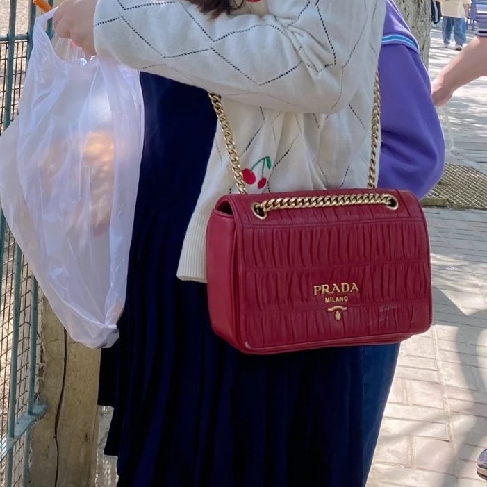 95新 Prada/普拉达 红金褶皱链条翻盖斜挎包44662480