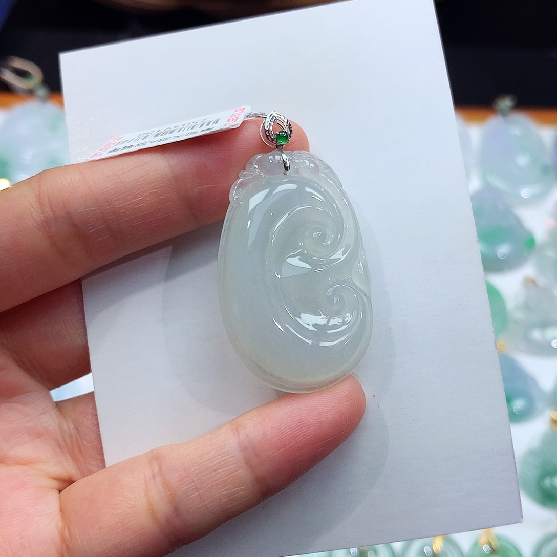 翡翠18K金镶嵌颈饰翡翠吊坠