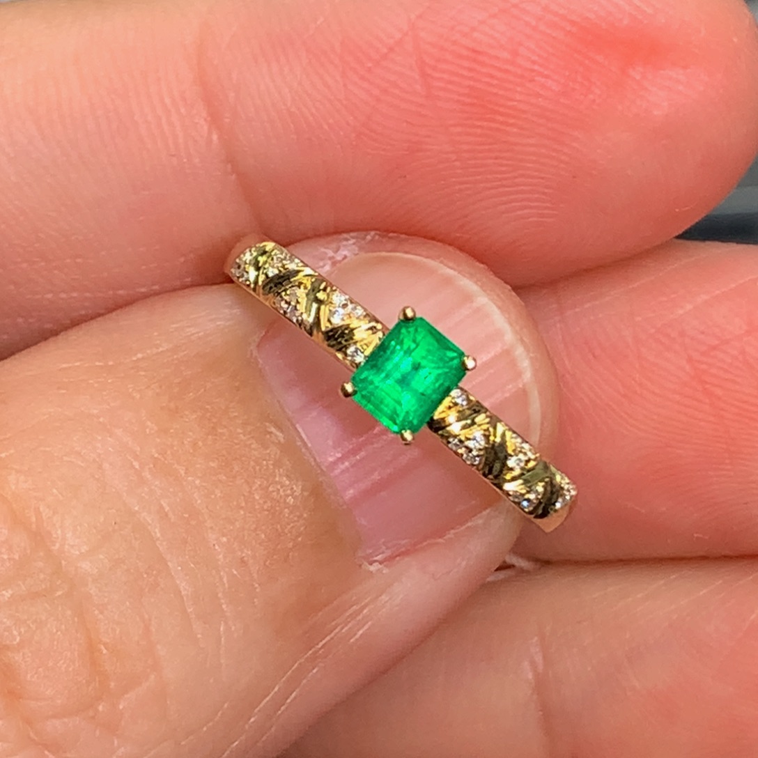 祖母绿戒指18K金镶嵌