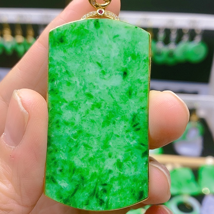 翡翠吊坠(赠链)18K金镶嵌吊坠