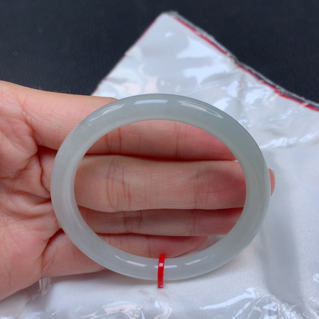 翡翠手镯未镶嵌自**?天然51圈