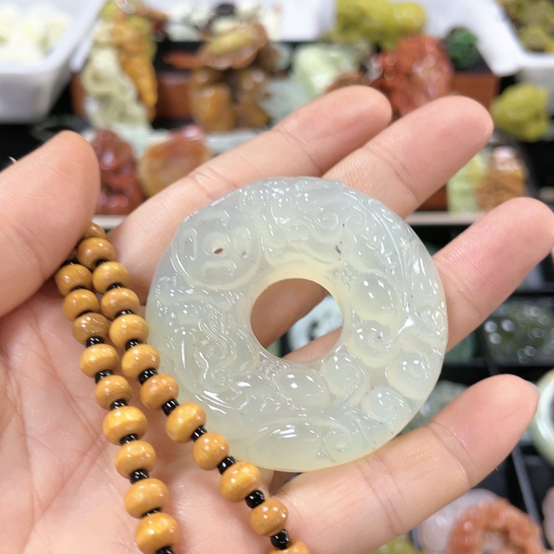 蛇纹石玉颈饰未镶嵌知*?