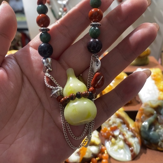 蛇纹石玉未镶嵌颈饰