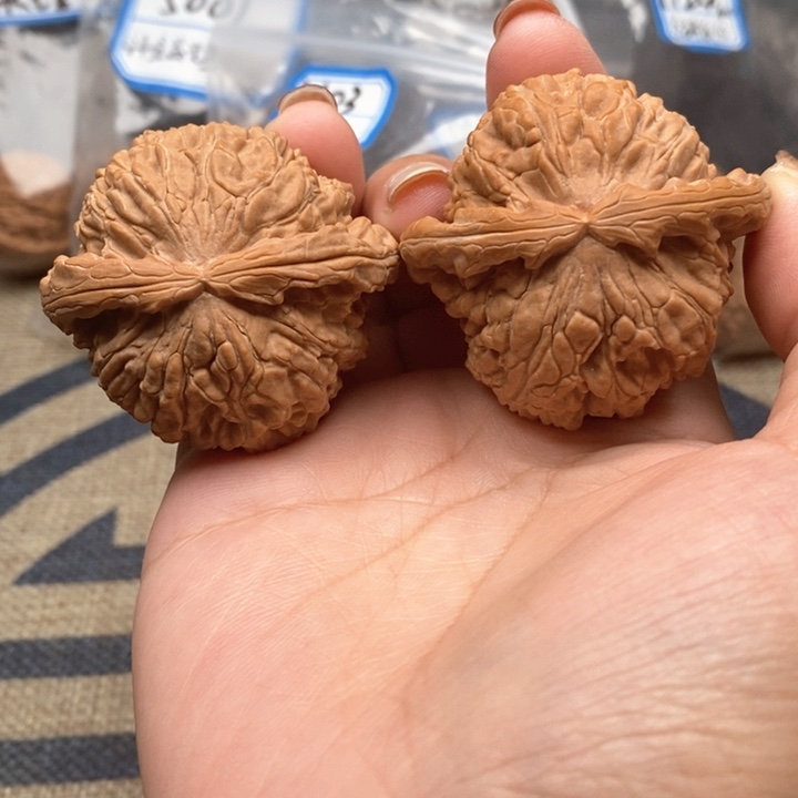 猴头核桃吊坠2219号色差白狮子47