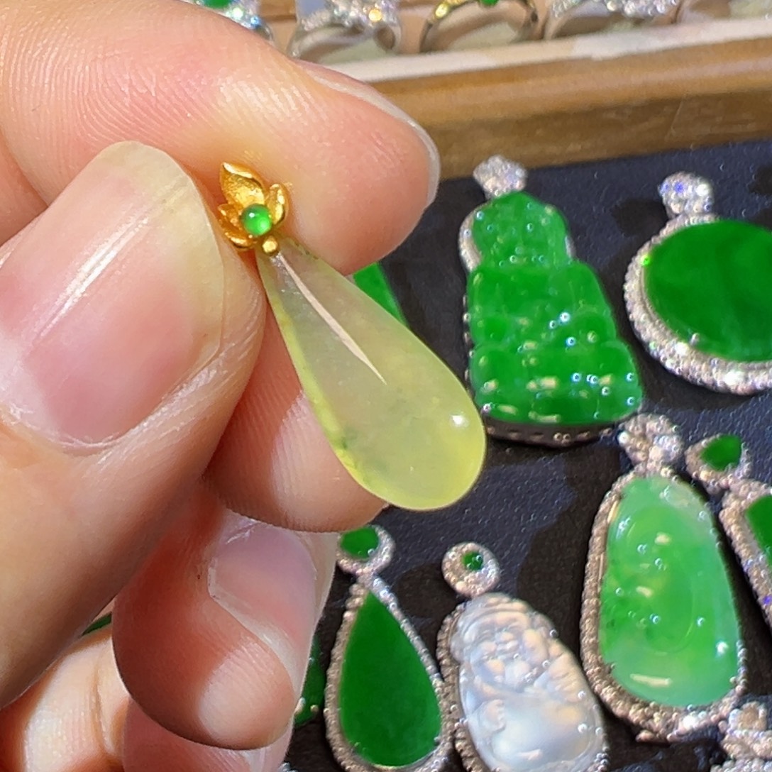 翡翠18K金镶嵌颈饰