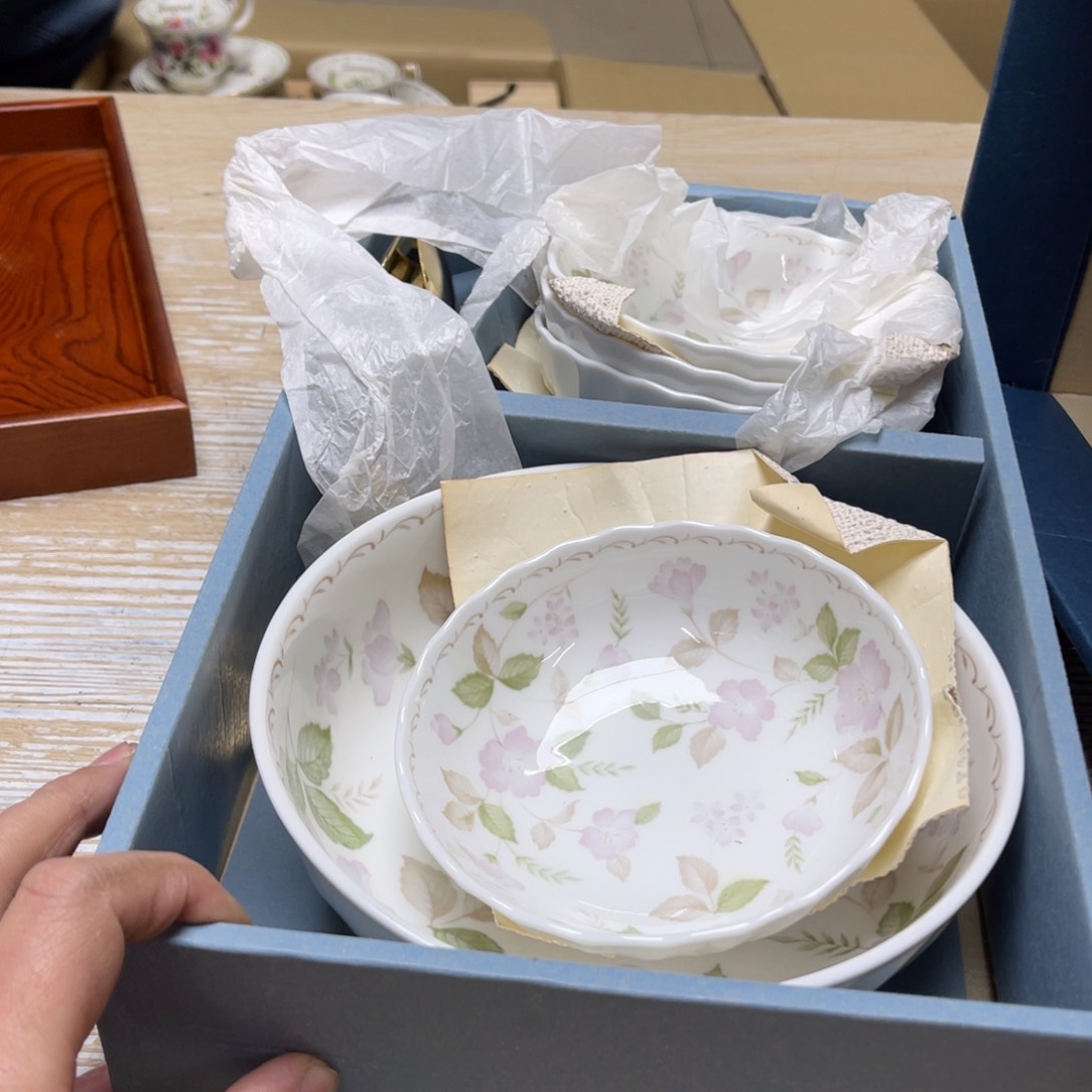 瓷片美*姐密密麻麻地排列着一个