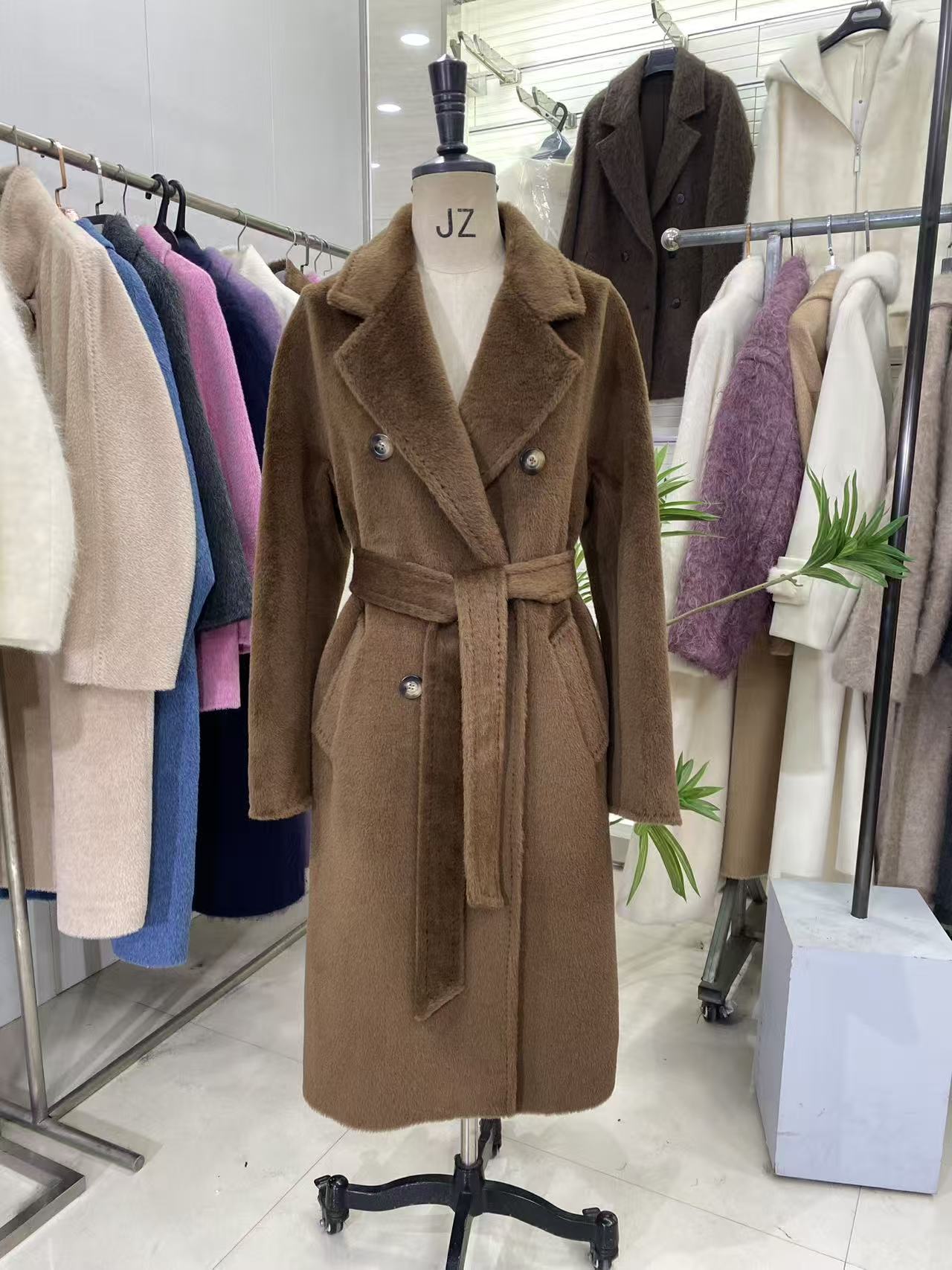 YUNS皇室婴驼100苏力经典中长款108衣长