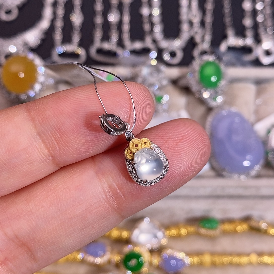 翡翠18K金镶嵌颈饰