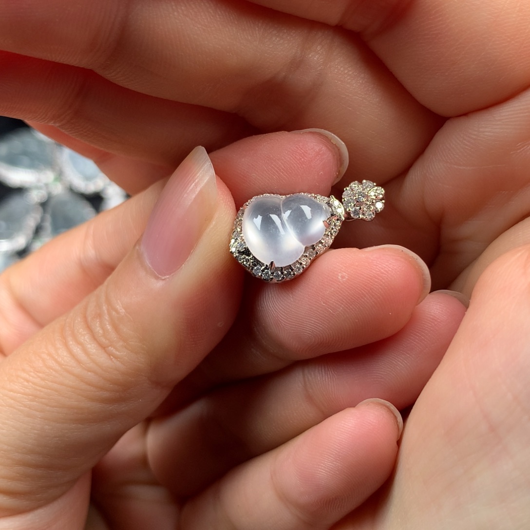 颈饰18K金镶嵌翡翠玻璃葫芦