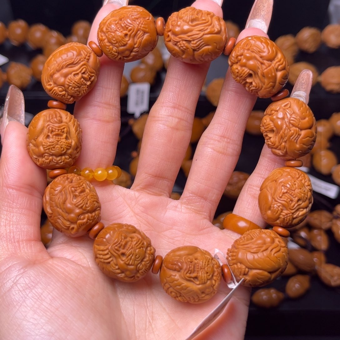 橄榄核吊坠1.8虎虎生威