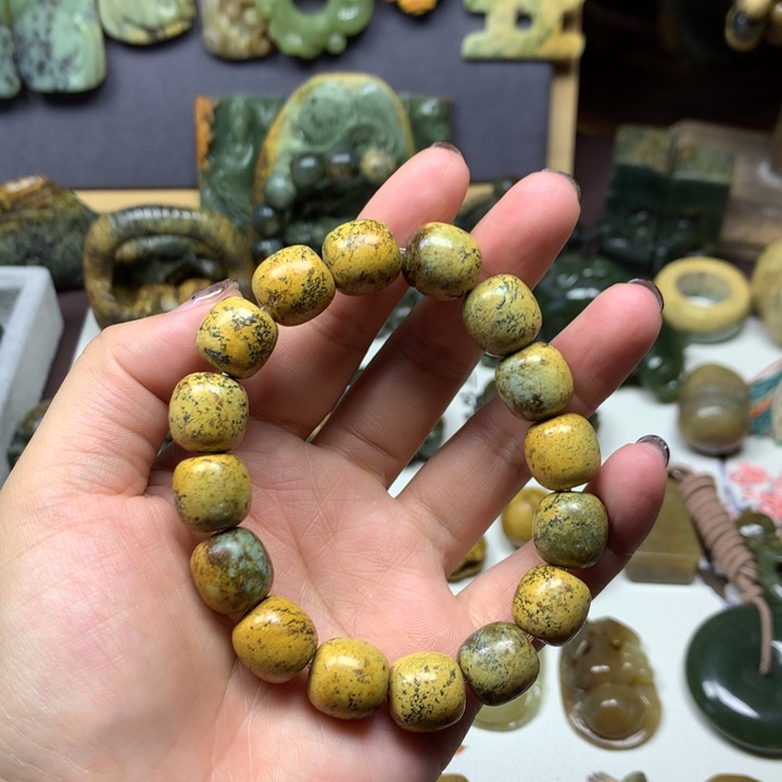 透闪石质玉未镶嵌颈饰