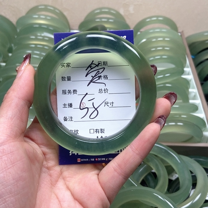 蛇纹石玉手镯未镶嵌超***次