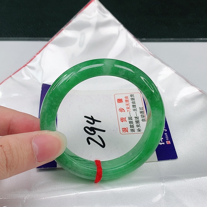 翡翠手镯未镶嵌翡翠