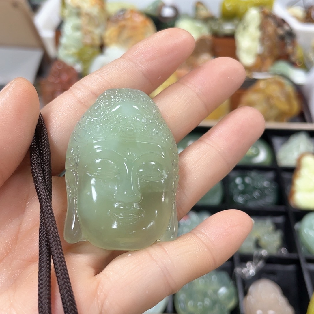 蛇纹石玉颈饰合金