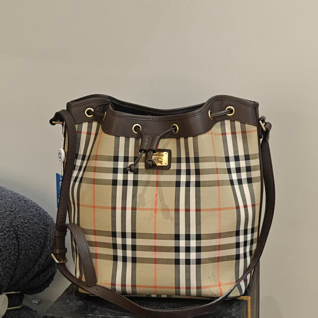 99新 BURBERRY/博柏利  战马金标 水桶抽绳包 中古款 格纹 卡其色