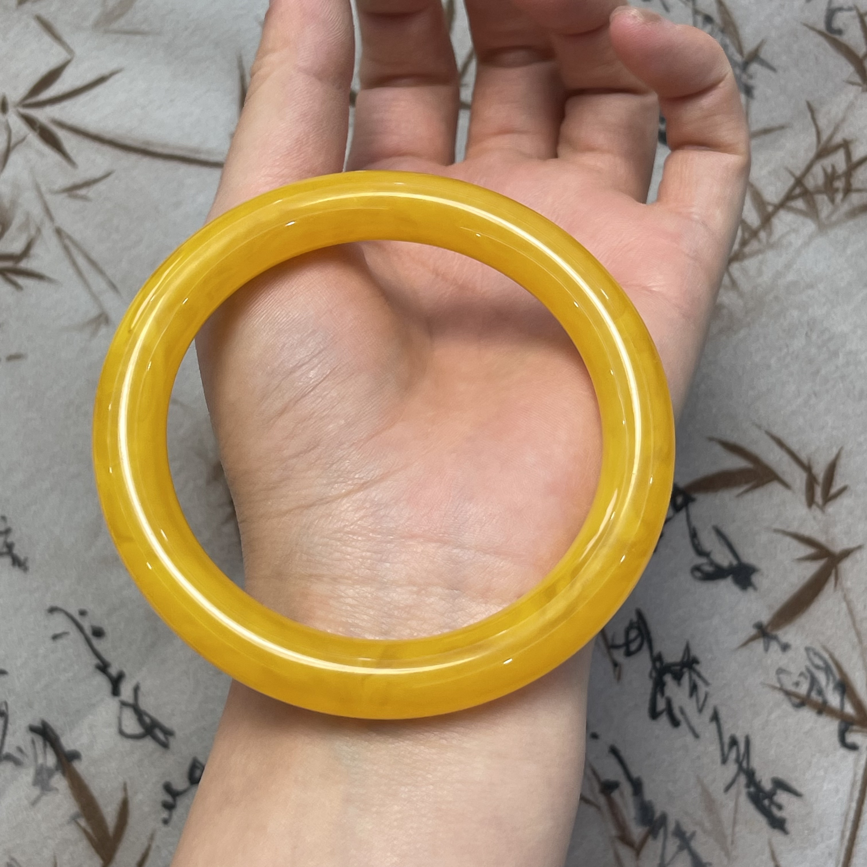  古巴新蜜 满色鸡油黄正圈扁条女款新中式显白手镯