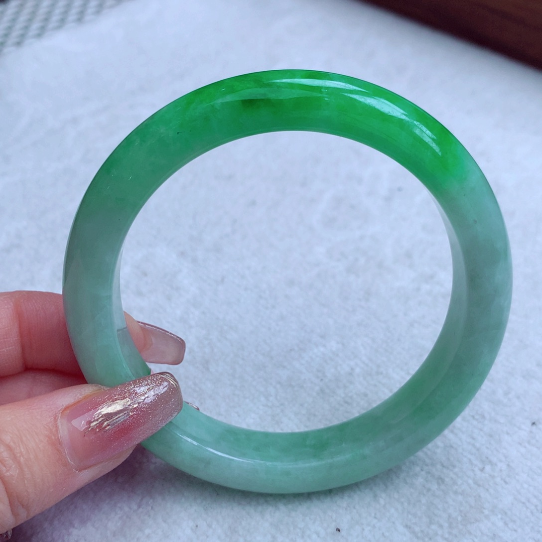 翡翠手镯未镶嵌翡翠