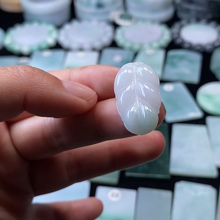 翡翠挂件未镶嵌翡翠的