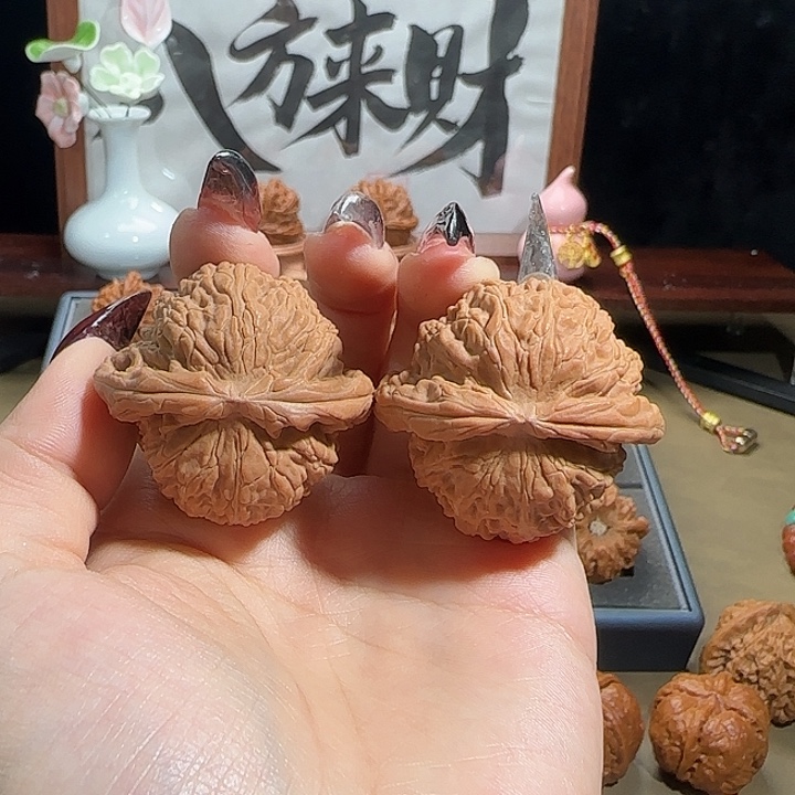 文玩核桃吊坠白狮子