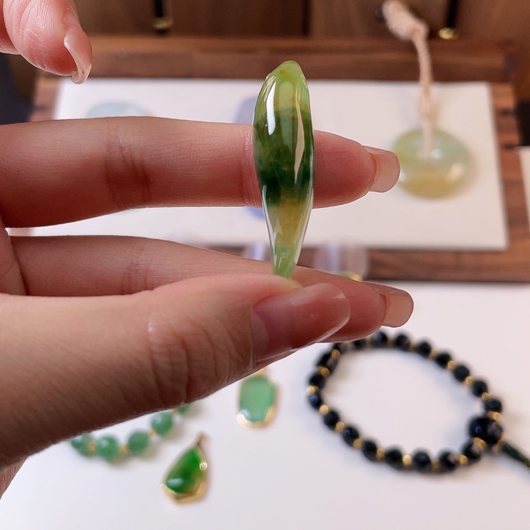 翡翠未镶嵌颈饰黄加绿逍遥游