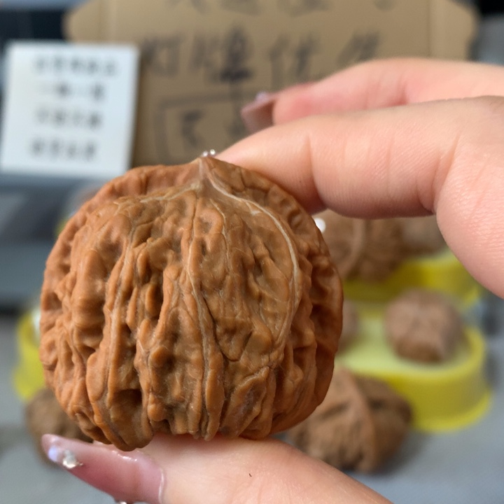 鸿***吊坠文玩核桃异形单只，有瑕疵