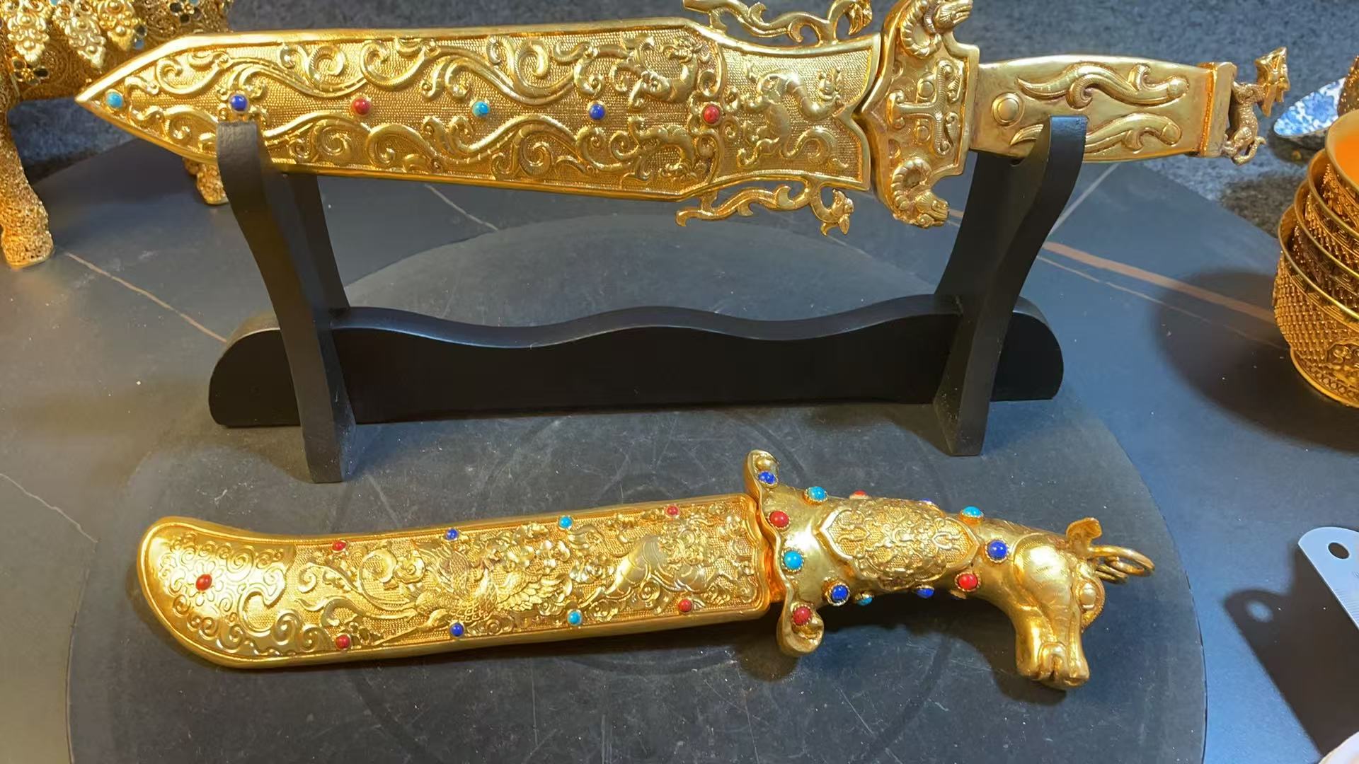 精美鎏金摆件两把剑