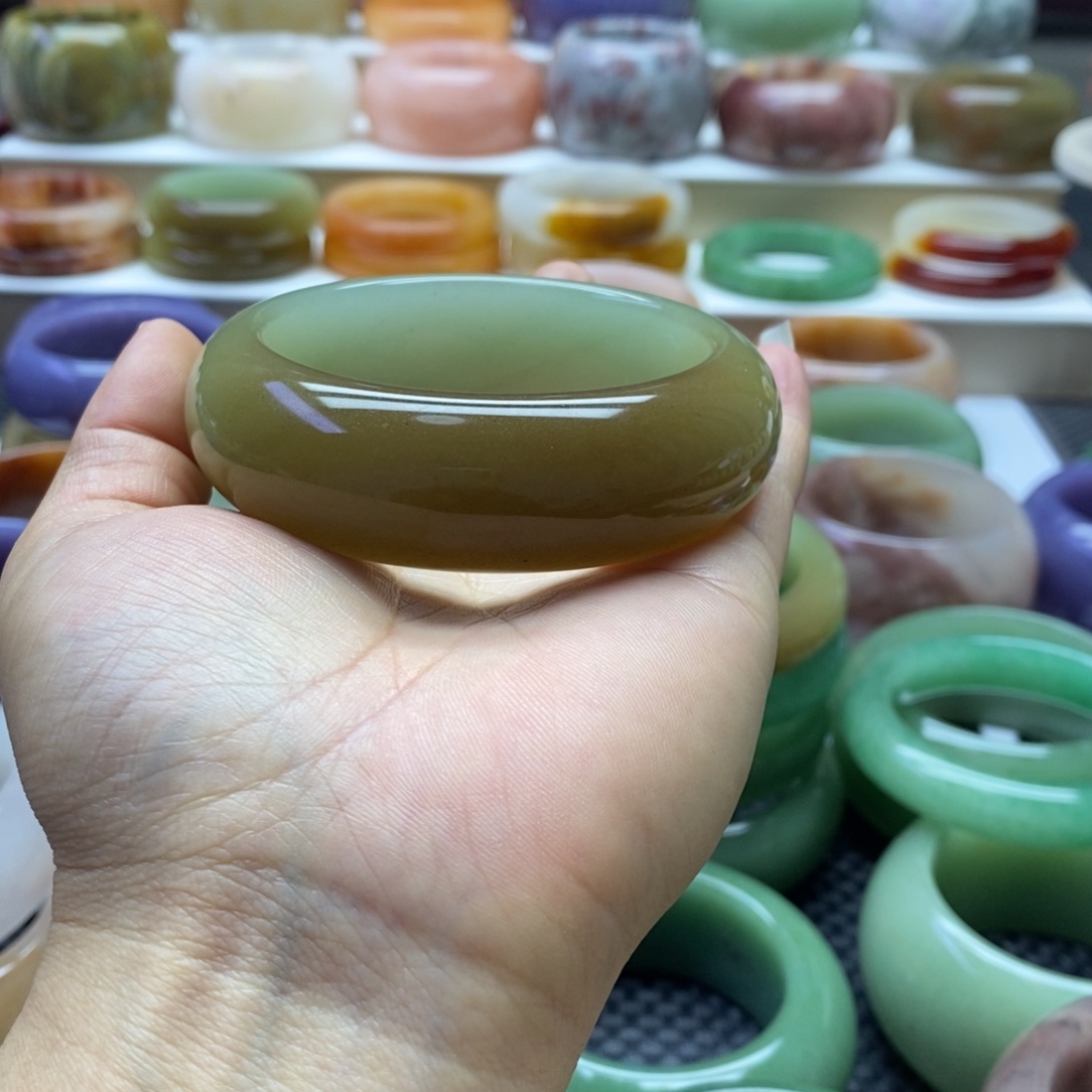 叶***痕石英质玉未镶嵌手镯