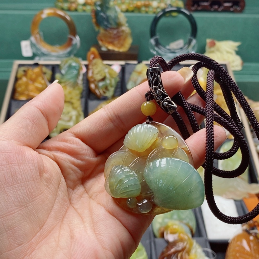 蛇纹石玉未镶嵌颈饰