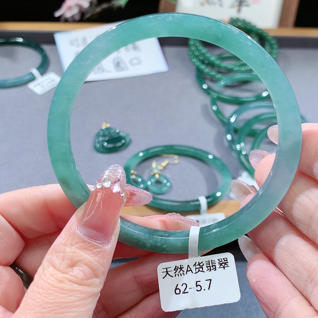 翡翠手镯（圆镯）未镶嵌