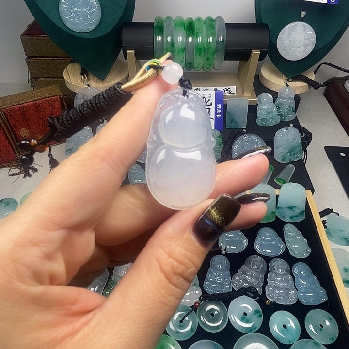 翡翠未镶嵌颈饰葫芦