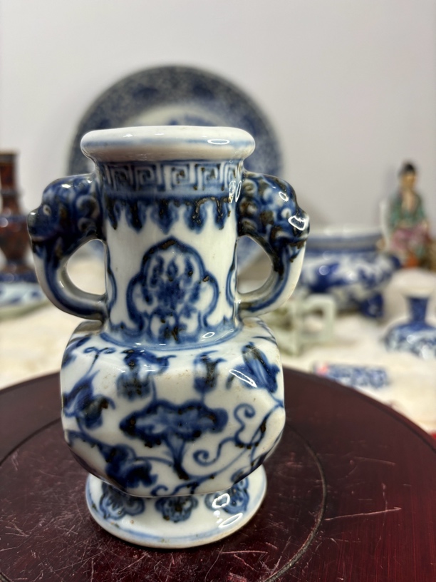 青花牵牛花纹四方窝角双耳尊瓶