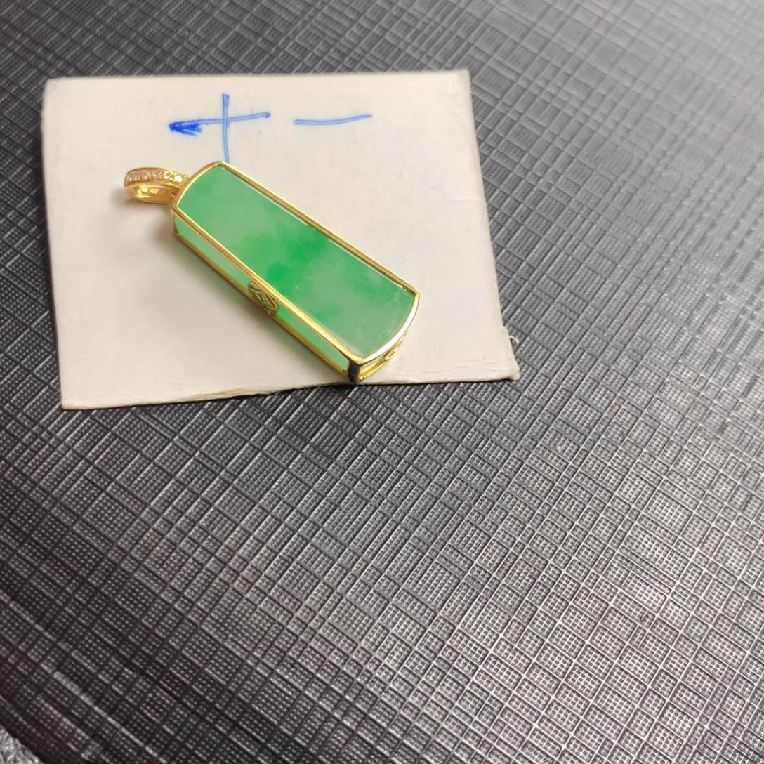 翡翠18K金镶嵌颈饰翡翠