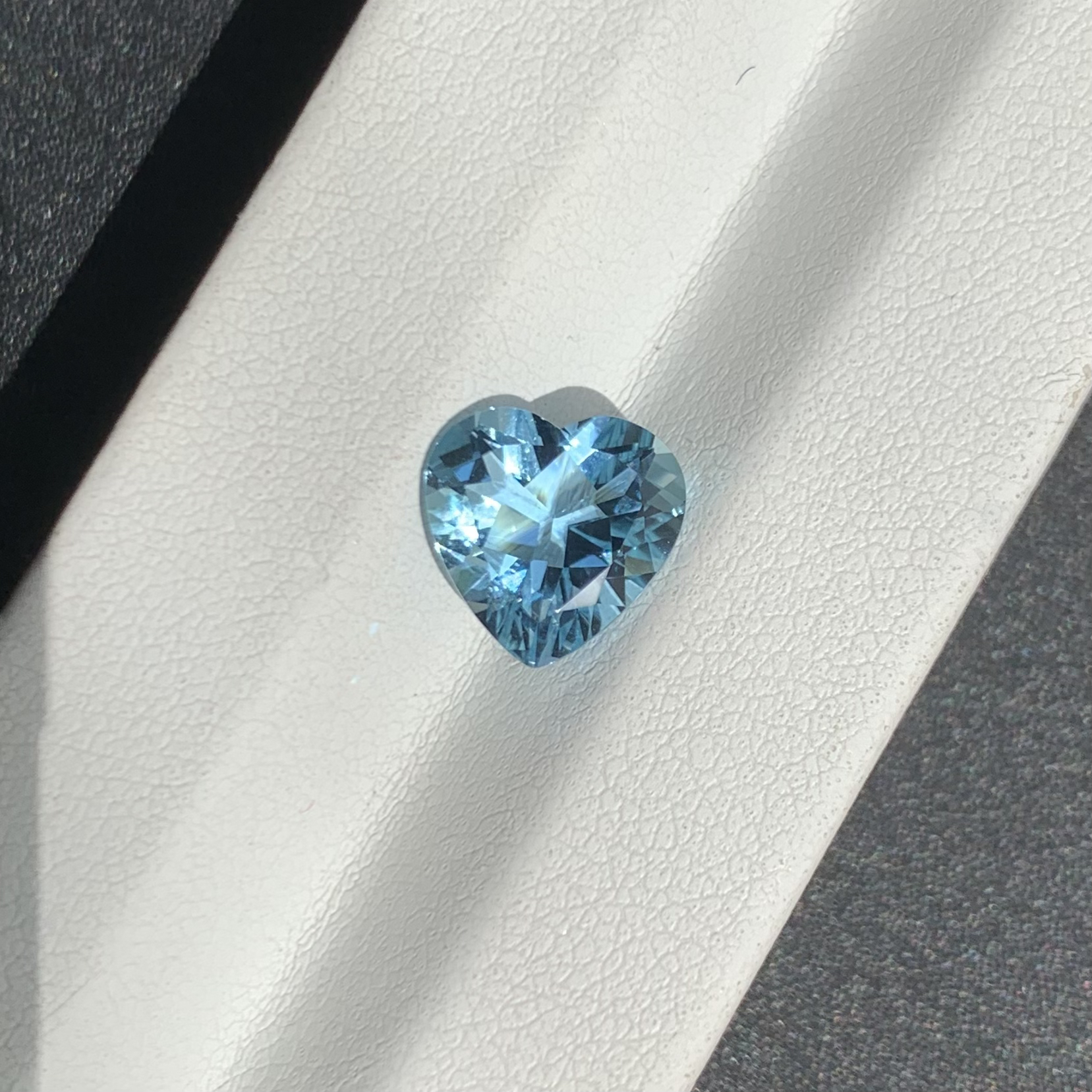 圣玛利亚天然海蓝宝裸石2.62ct 心形颜色浓郁干净玻璃体 通透蓝色