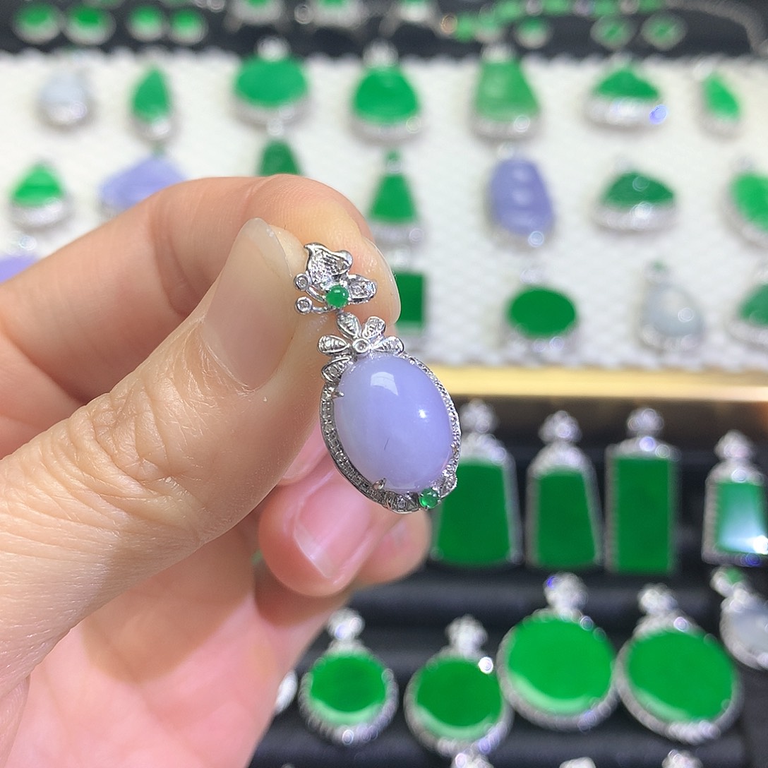 颈饰18K金镶嵌翡翠吊坠