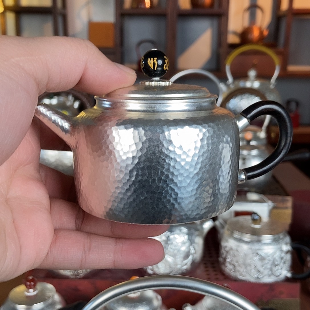 明***在纯手工制作一铜壶制作