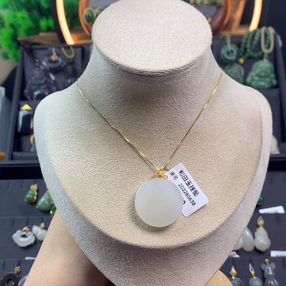 和田玉吊坠18K金镶嵌