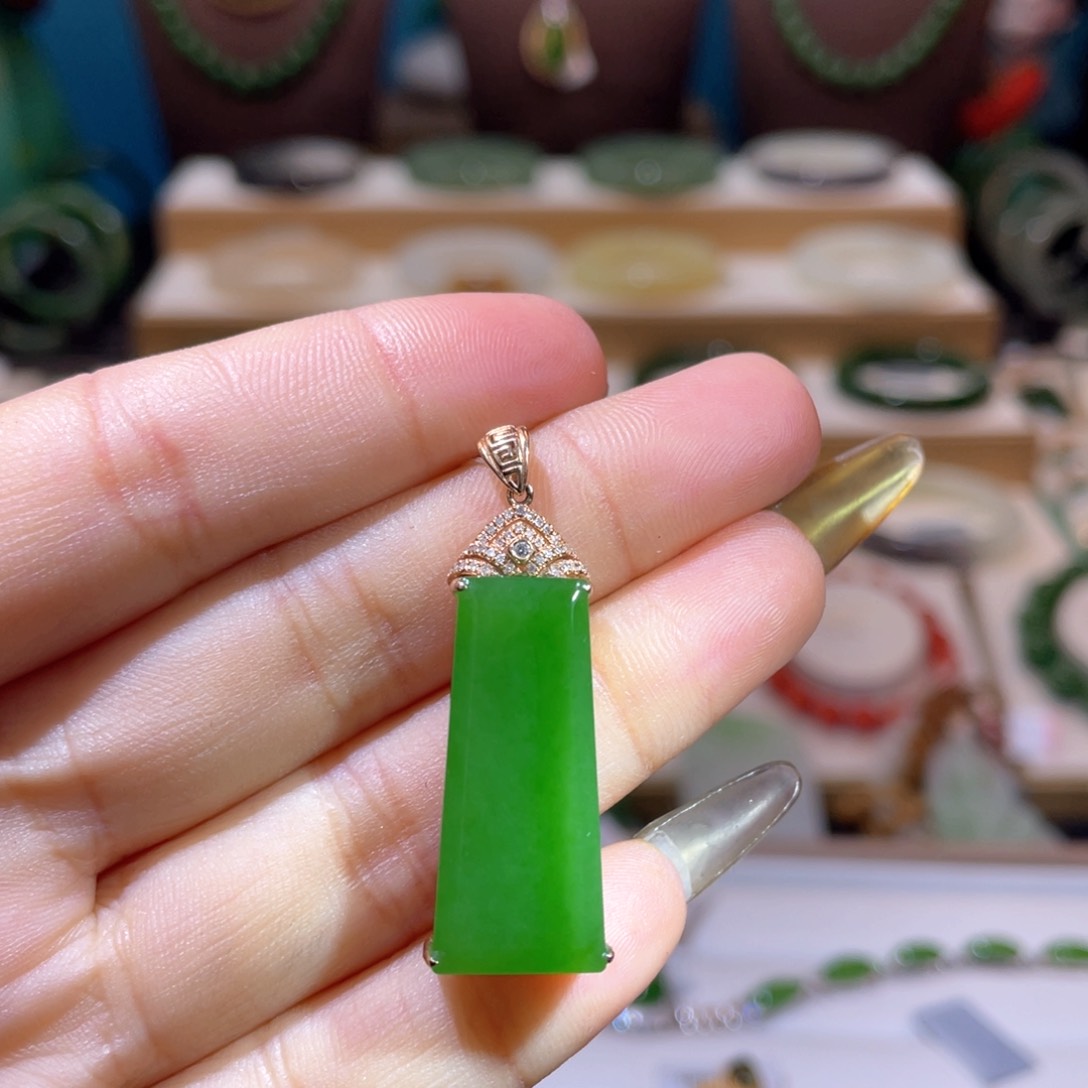 和田玉高品18Ｋ果绿吊坠18K金镶嵌
