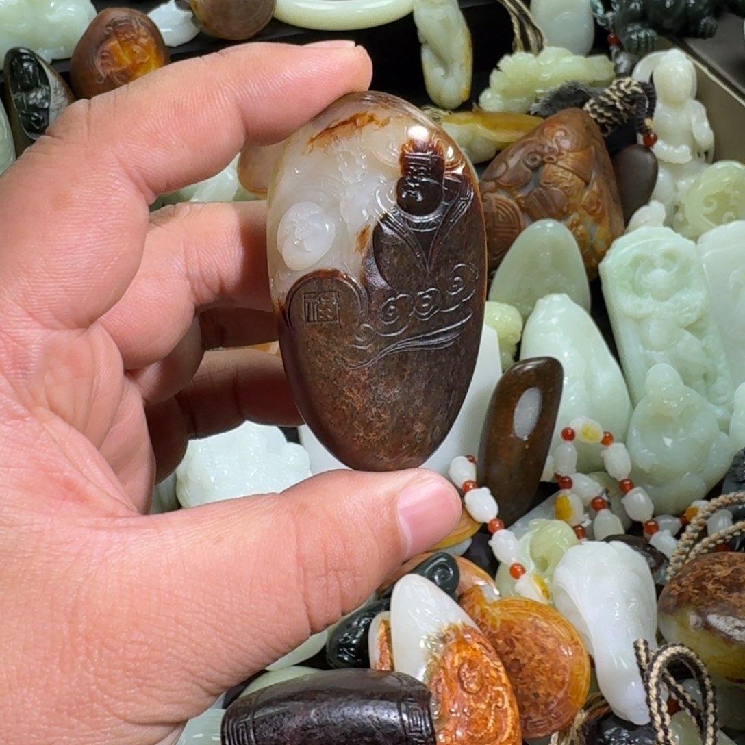 和田玉颈饰未镶嵌。**。