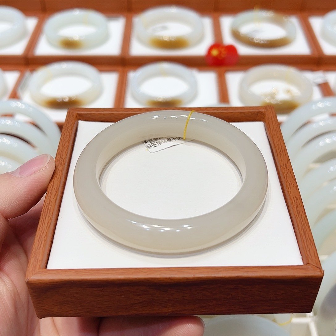 和田玉手镯未镶嵌冰藕粉