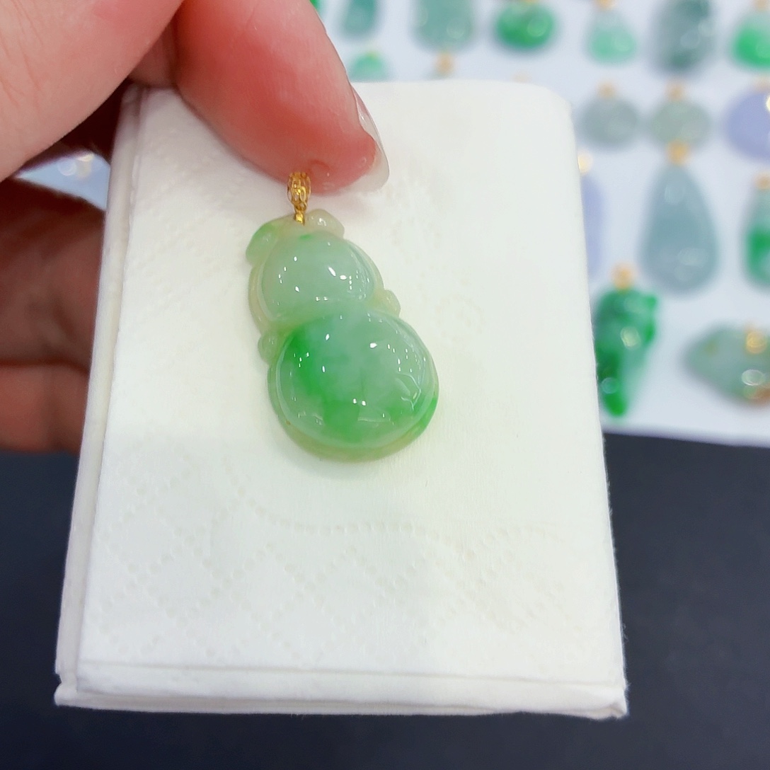 翡翠18K金镶嵌颈饰葫芦吊坠