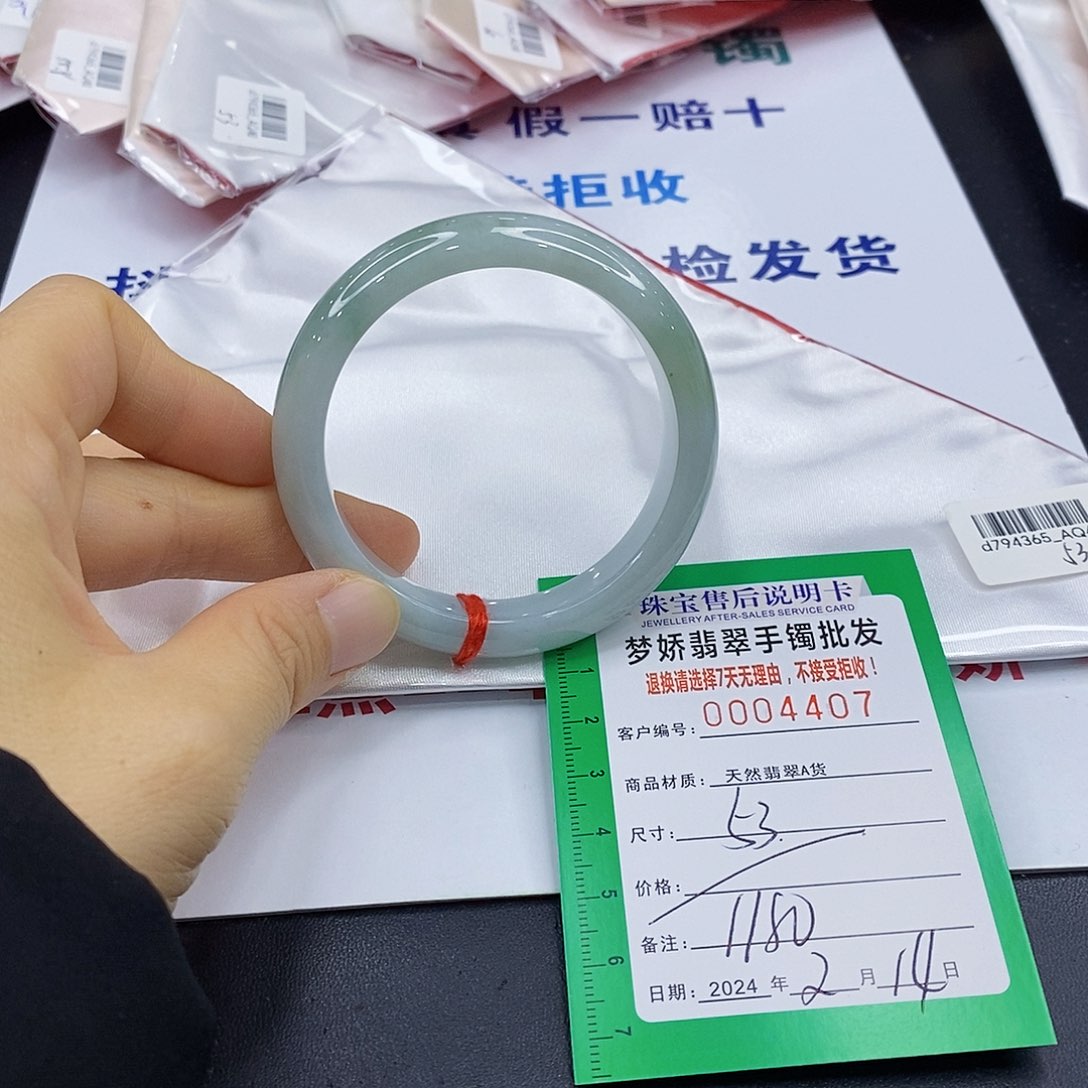 翡翠手镯未镶嵌翡翠手镯