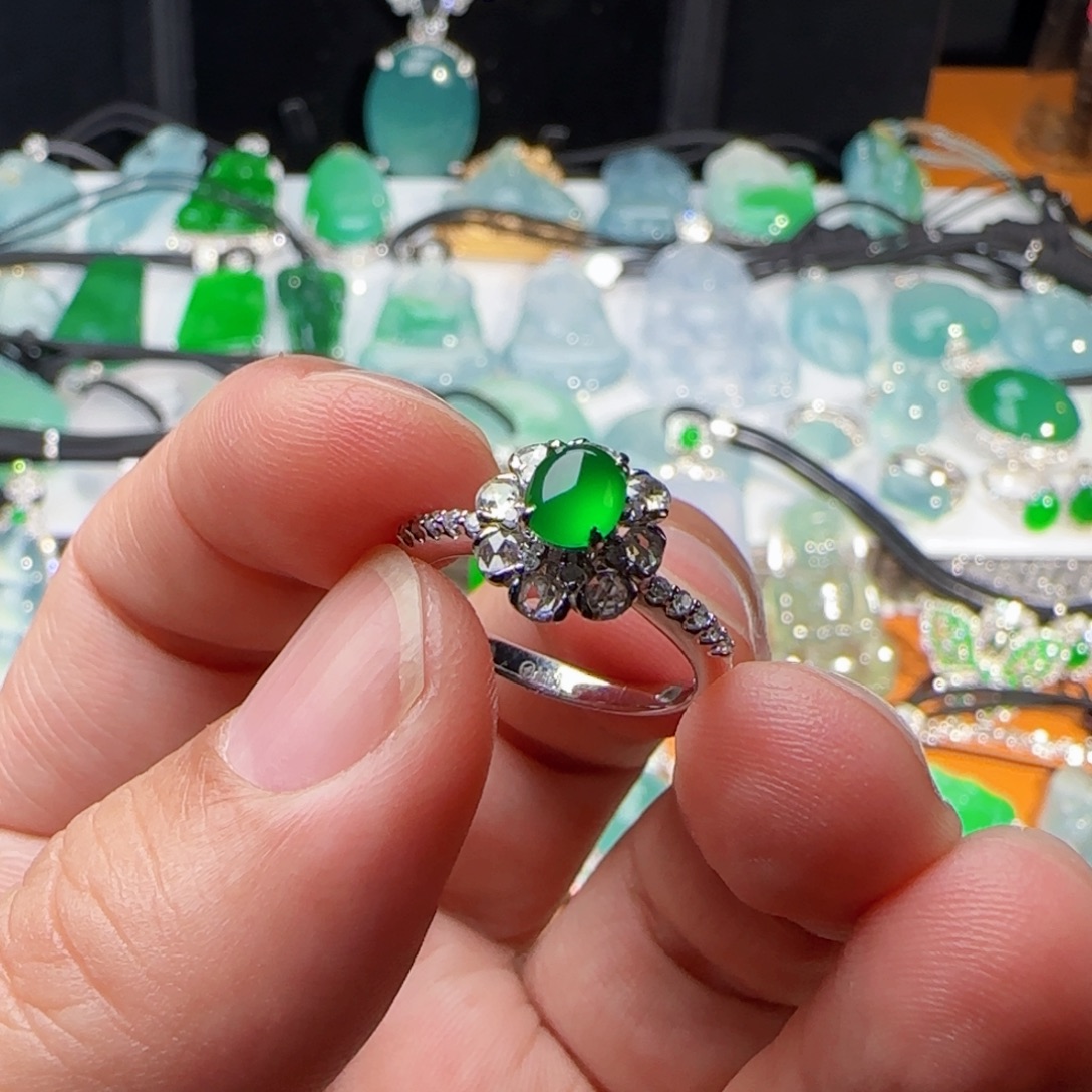 翡翠18K金镶嵌戒指冰绿小戒指