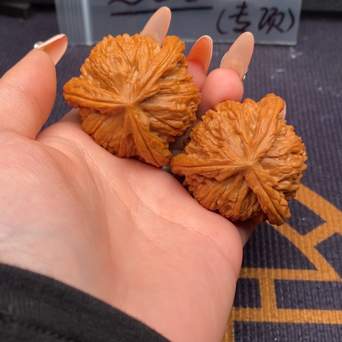 李***文玩核桃吊坠白狮子