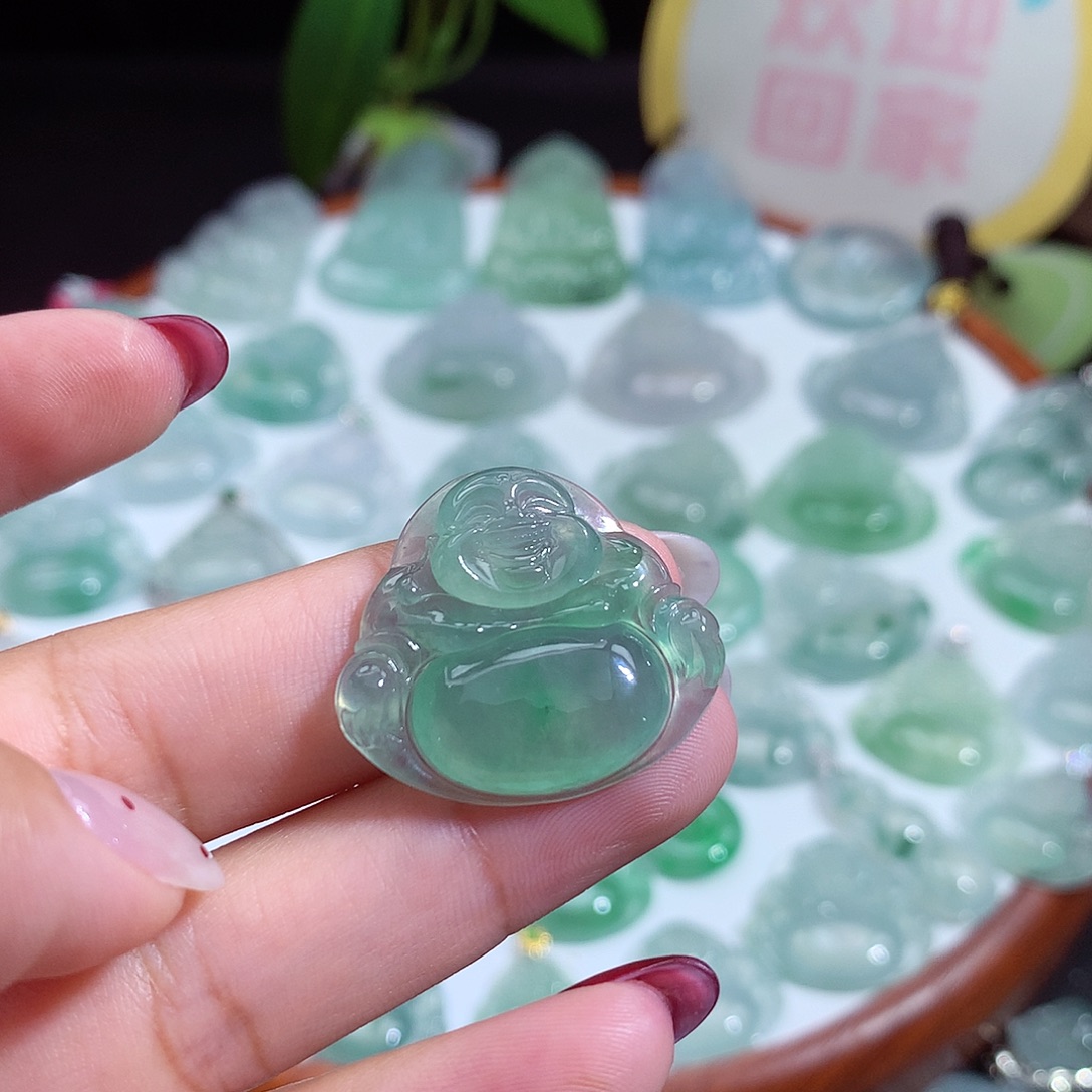 翡翠未镶嵌颈饰佛公