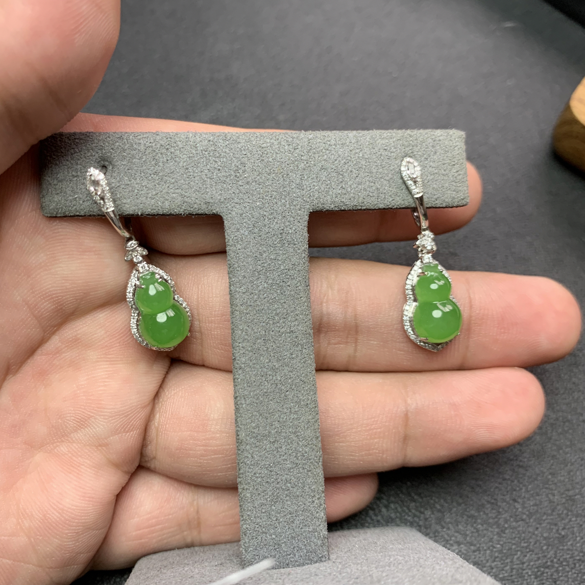 和田玉乌兰乌德苹果绿葫芦耳坠 CJLL