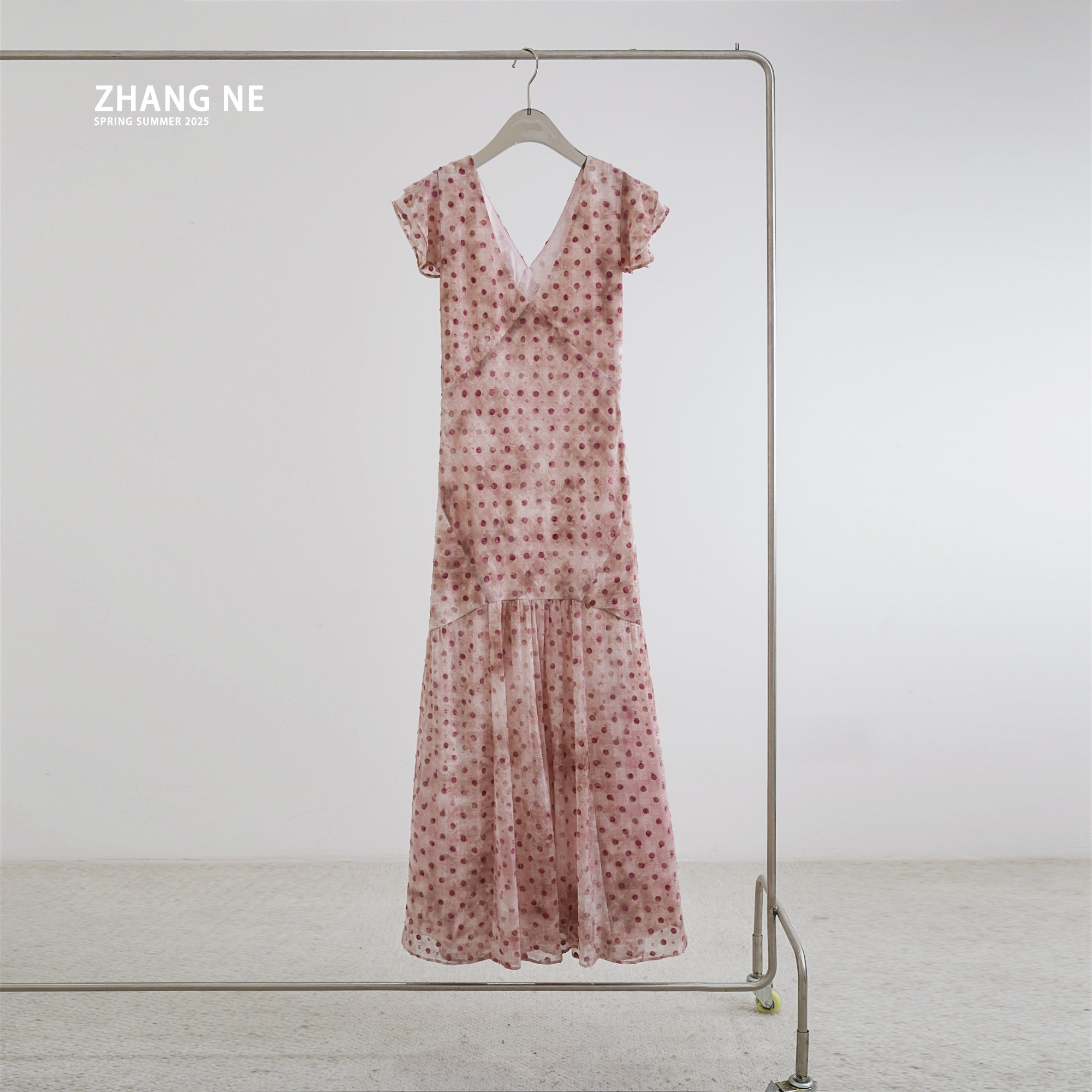 【ZHANG NE】夏季新款波点炒色简约修身A字连衣裙-25052060101
