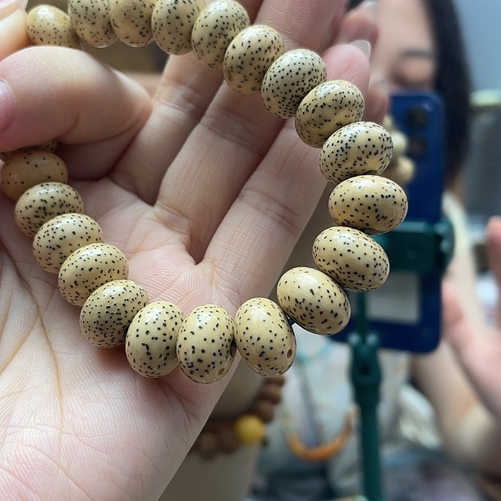 反***常琥珀颈饰未镶嵌手串