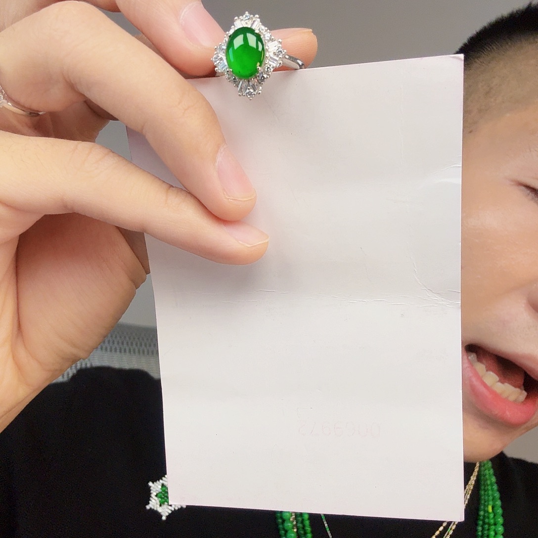 翡翠未镶嵌颈饰一件