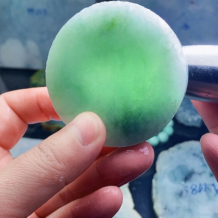 翡翠未镶嵌颈饰毛料9