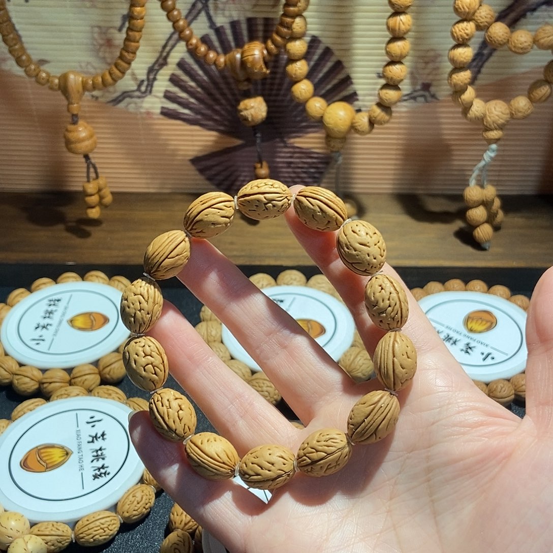 陈***嘚桃核手串蜡皮钱袋手串